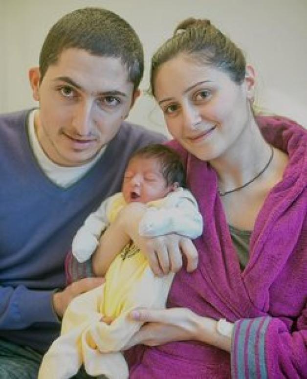 Sie halten ihr persönliches Glück im Arm: Karen Kirakosiam und Hasmik Achverdian  vergöttern ihre kleine Ariana. Mit 2490 Gramm und 46 Zentimetern ist sie das zarteste der Babys. 