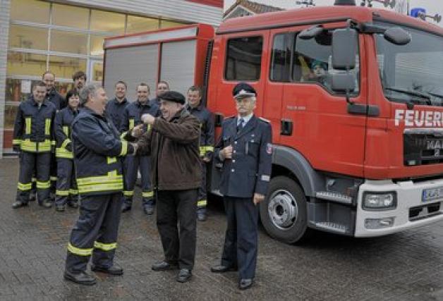 Noch gute Stimmung am 24. Dezember: Bürgermeister Dr. Reinhold Kunze übergibt die Schlüssel für das neue Tanklöschfahrzeug an Wehrführer Dietmar Müller. Werner Mett