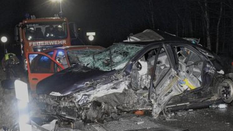 Schreckensnacht: Am Abend des ersten Feiertages starb auf der B 106 nahe Ortkrug ein 30-jähriger Autofahrer, vier weitere Personen wurden verletzt. Ralf Drefin Schreckensnacht: Am Abend des ersten Feiertages starb auf der B 106 nahe Ortkrug ein 30-jähriger Autofahrer, vier weitere Personen wurden verletzt. Ralf Drefin