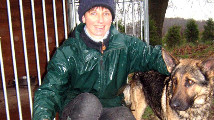 Sie hilft bei der Betreuung von Fundhunden in Keez: Dr. Andrea Koepcke mit Schäferhund   Manni und Mischling Bärchen. Für diese beiden Tiere wird dringend ein neues Zuhause gesucht.Kerstin Westhoff