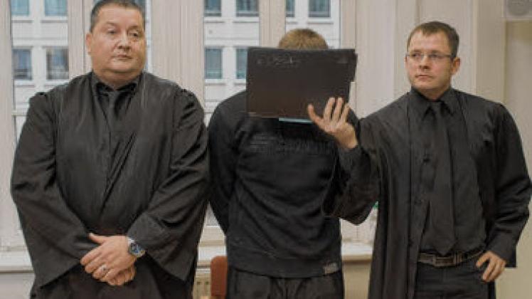 Bis zu 15 Jahre Haft drohen Nils W., sollte er wegen Totschlags verurteilt werden. Er wird verteidigt durch die Anwälte Sven Rathjens (l.) und Thomas Penneke. Geos