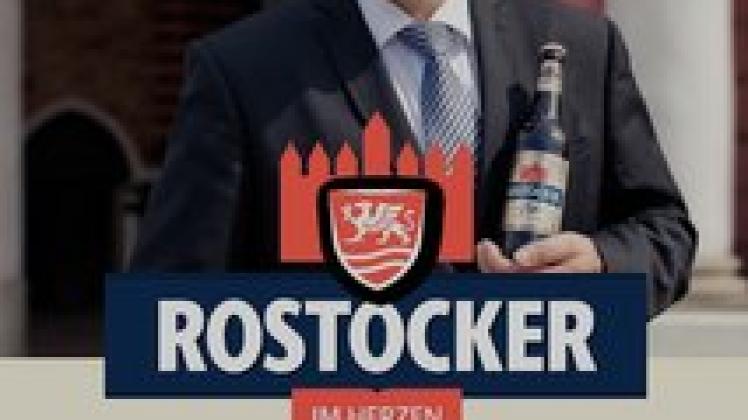 Streitobjekt kurz vor der Wahl: Das Plakat zeigt Methling mit einer Flasche Rostocker Pils im neuen Design.NNN