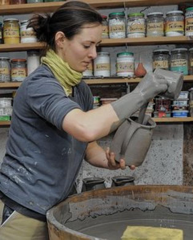 Die Glasur wird innen ausgegossen, außen durch Eintauchen aufgebracht. Elke Ludwig (26) ist im dritten Ausbildungsjahr und hat in der Berufsschule "lauter Einsen", wie ihr Chef Jens-Peter Planke verrät. Die Glasur wird innen ausgegossen, außen durch Eintauchen aufgebracht. Elke Ludwig (26) ist im dritten Ausbildungsjahr und hat in der Berufsschule "lauter Einsen", wie ihr Chef Jens-Peter Planke verrät.