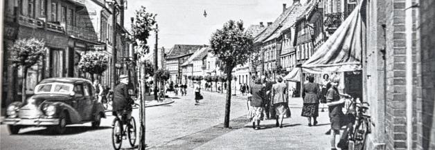 1956: Viel los in der Einkaufstraße von Hagenow. Damals hieß die Lange Straße noch Wilhelm-Pieck-Straße, und lockte viele Anwohner zum Bummeln an. nien