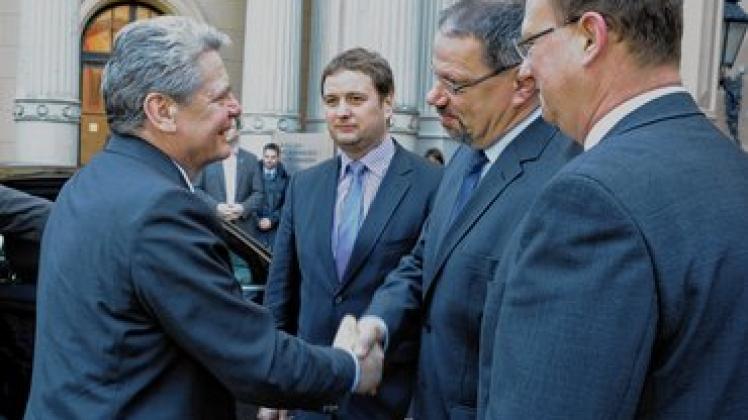 Joachim Gauck (v.l.) begrüßt Vincent Kokert (CDU), Jürgen Suhr (Grüne) und Norbert Nieszery (SPD).R. Klawitter