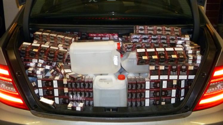 55  000 Zigaretten und 21 Kanister mit 105 Litern Alkohol wurden bei einem polnischen Staatsbürger beschlagnahmt. Zoll HAST