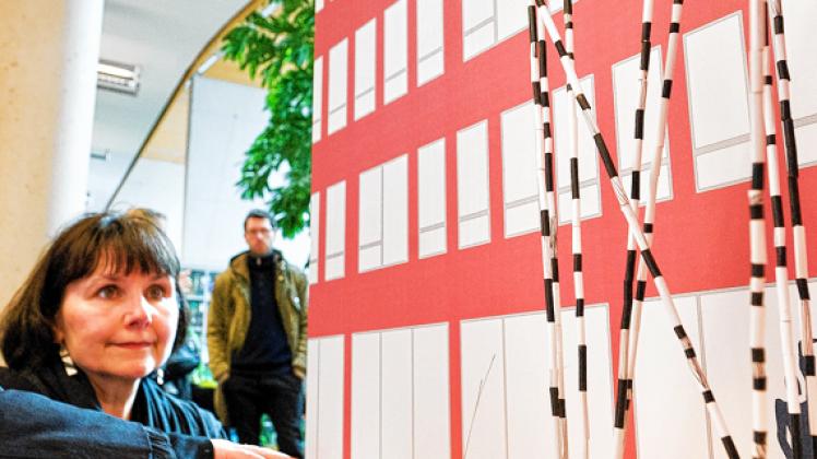 Visionäres Konzept für das Konrad-Zuse-Haus: Jutta Albert neben einem Modell ihres geplanten Kunstwerkes bei der AusstellungseröffnungGeorg Scharnweber