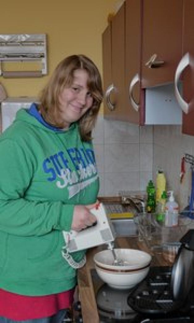 Natascha Märker rührt in der Cafeteria der Regionalschule Lübz Waffelteig ein.Marlis Tautz