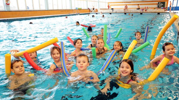 Vor allem Vereine und Schüler nutzen die Schwimmhallen. Jetzt in den Ferien bereiten sich vier bis sieben Jahre alte Kinder in Lankow auf die Seepferdchenprüfung vor. Außerhalb solcher Kurse springen Schweriner  eher selten in die 25-Meter-Becken. Klawitter