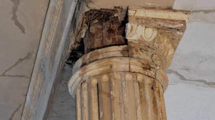 Im Hörsaal sind die Restaurationsarbeiten dringend nötig. Im Hörsaal sind die Restaurationsarbeiten dringend nötig.