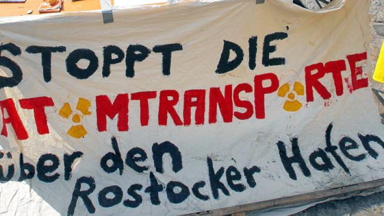 Atomkraftgegner protestierten  im Sommer 2011 in Rostock gegen Atomtransporte über den Seehafen. dpa