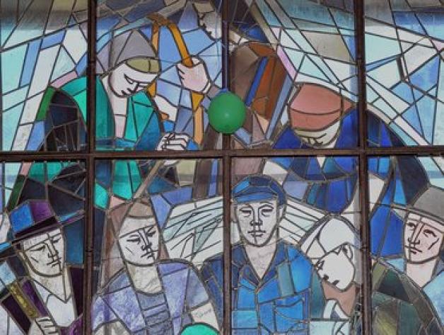 Vergangenheitstöne: Sozialistischer Realismus - Kunstwerke  wie dieses bunte Fenster im Kulturhaus gibt es in Mestlin noch einige.