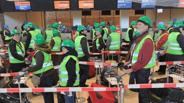 Dichtgedrängt stehen  Komparsen auf dem zukünftigen Hauptstadtflughafen. Foto: dpa