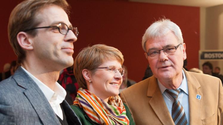 Hat Aussichten auf das Sozialressort: Die linke OB-Kandidatin Kerstin Liebich (Linke). Am Wahlabend wurde sie von ihrem Mann Stefan Liebich und dem Kreisvorsitzenden der Linken, Prof. Wolfgang Methling, unterstützt.Georg Scharnweber