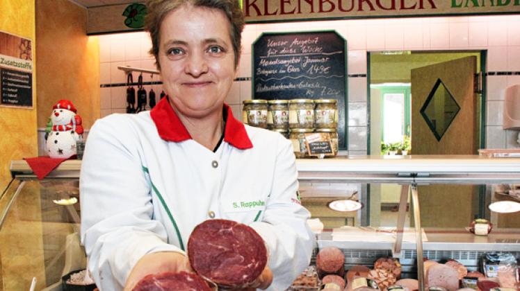 Simone Rappuhn im Laden in Parchim mit dem Mini-Landputenschinken.