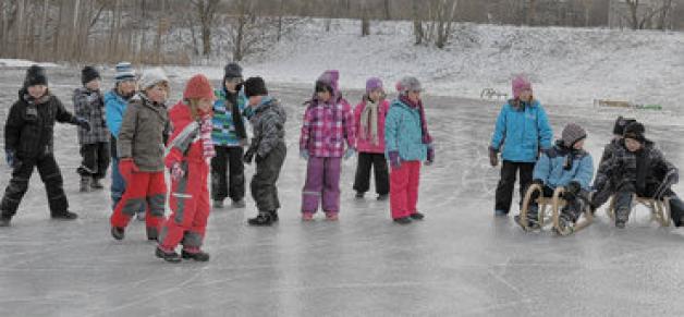 Die Vorschulkinder der Sukower Kita "Rasselbande" rutschten gestern über das Eis.Pätzold (2)