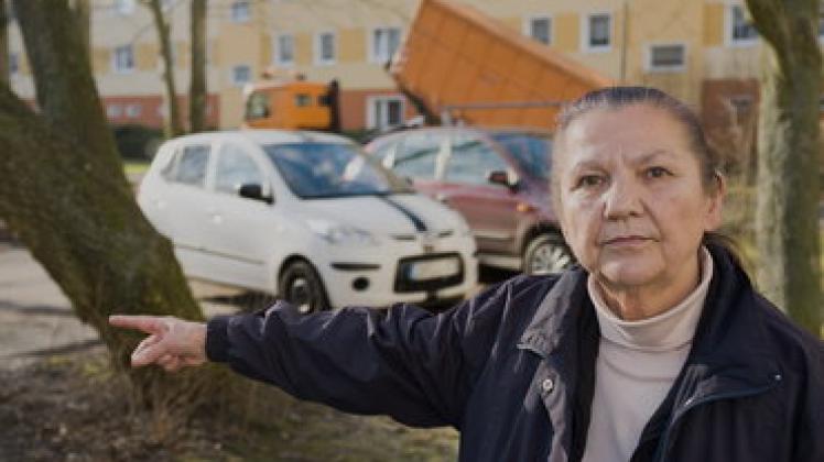 Gerda Huber, die seit 1975 in Lichtenhagen wohnt, ärgert  sich  über  die Wildparker hinter ihrem Block. Der Rasen wurde schon heruntergefahren. Georg Scharnweber