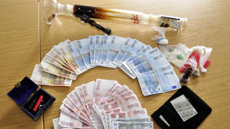 Beschlagnahmt: Bei dem 19-jährigen Güstrower fand die Polizei 805 Euro Bargeld, diverse Rauchutensilien sowie Kokain und Marihuana. Jens Griesbach