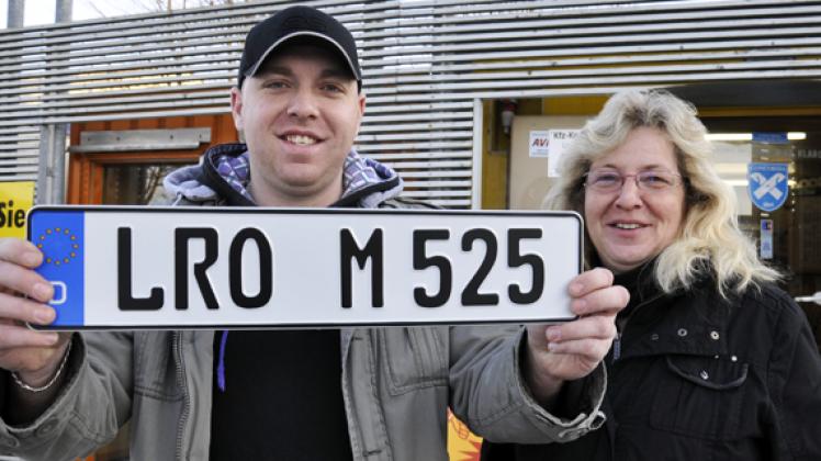 Steffen und Sigrid Grätz erhielten gestern als erste in der Güstrower Zulassungsstelle das neue LRO-Kennzeichen.Regina Mai