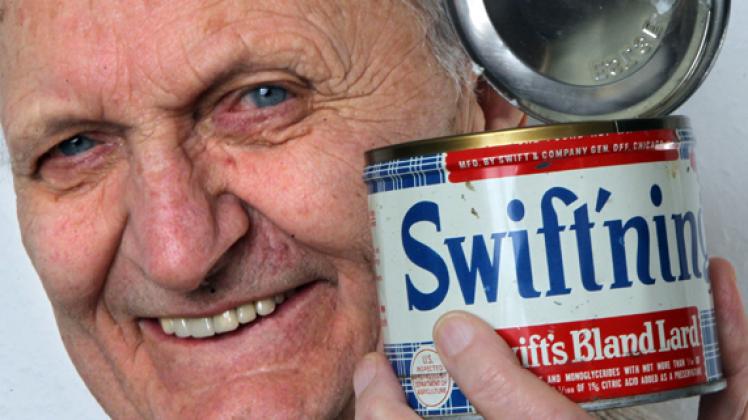 Der 87-jährige Hans Feldmeier zeigt eine Dose Schweineschmalz aus einem amerikanischen Care-Paket von 1948. dpa Der 87-jährige Hans Feldmeier zeigt eine Dose Schweineschmalz aus einem amerikanischen Care-Paket von 1948. dpa