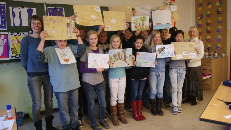 Die Sechstklässler der Güstrower Thomas-Müntzer-Schule haben im Kunstunterricht nur ein Thema: afrikanische Mythen.  Die beiden Kunstlehrerinnen Dörte Weber (l.) und Karin Held (r.) mit ihrer Klasse 6a. Foto: Birgitt Hamm