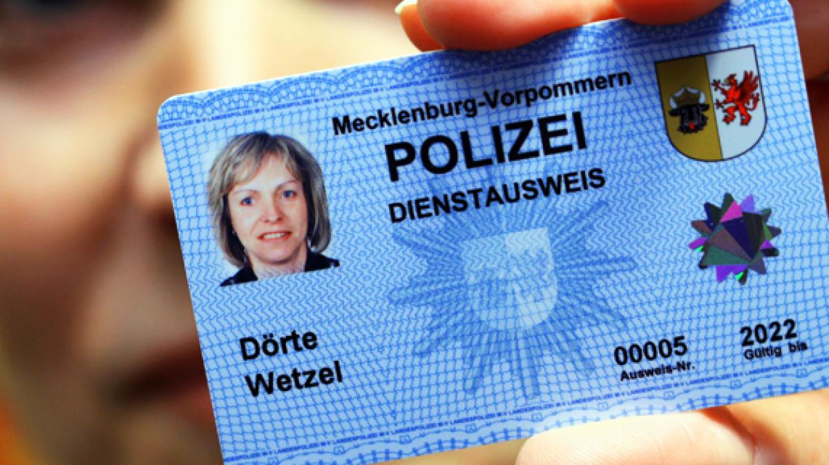 Polizisten Erhalten Neue Dienstausweise | NNN