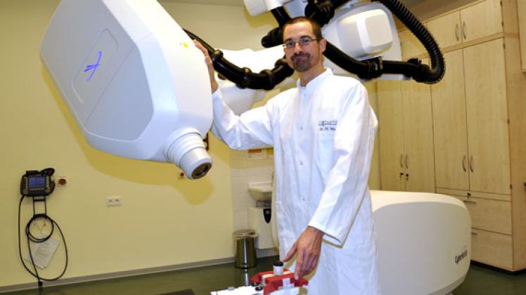 "Dieses Gerät wird auch in den nächsten Jahrzehnten maßgeblich sein", ist Dr. Stefan Wurster überzeugt. Der leitende Facharzt für Strahlentherapie präsentiert im Güstrower Zentrum den Cyberknife-Roboter. Jens Griesbach