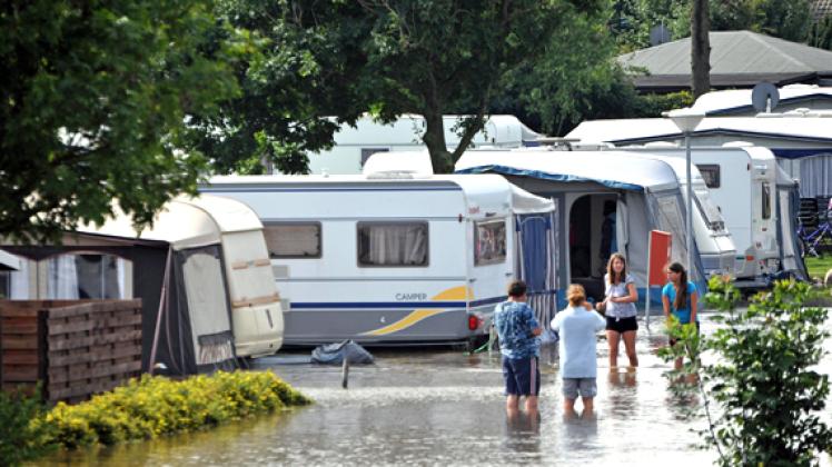 Völlig überflutet wurde ein Campingplatz im Kreis Bad Doberan. Foto: dpa