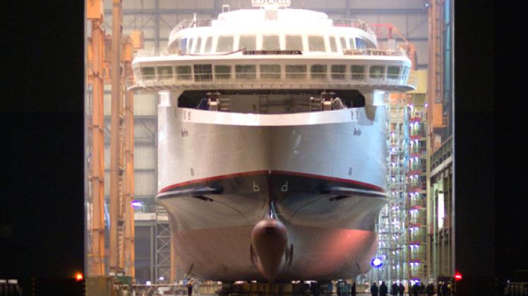 Das Scandlines-Fährschiff "Berlin" wird beim Roll out aus der Schiffbauhalle der Stralsunder P+S-Werft gezogen. dpa