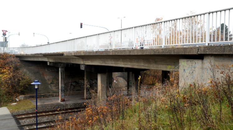 Sanierungsbedürftig: Die Brücke der Rudolf-Diesel-Straße zur Babenkoppel soll 2013 neu gebaut werden. Doch wo bleiben die Kunden während der Bauphase? Cordes