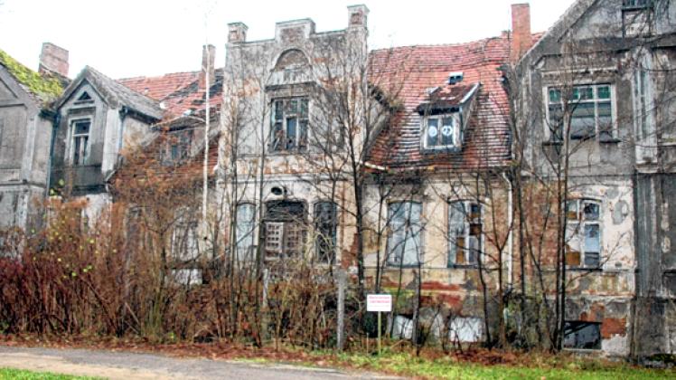 "Betreten verboten" - Das Schloss Neese ist eine Abrissruine, auch die neuen Eigentümer kümmern sich nicht. Harald Schulz