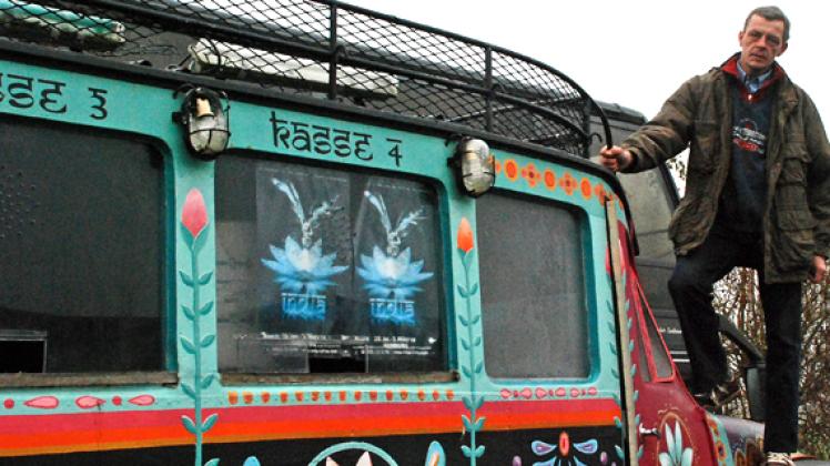 In der Zirkusrevue India diente der original indische Oldtimer-Bus  als Kassenhäuschen. Jetzt kommt er als Werbeträger nach Gadebusch, berichtete Flemming Jacobsen. maxine herder