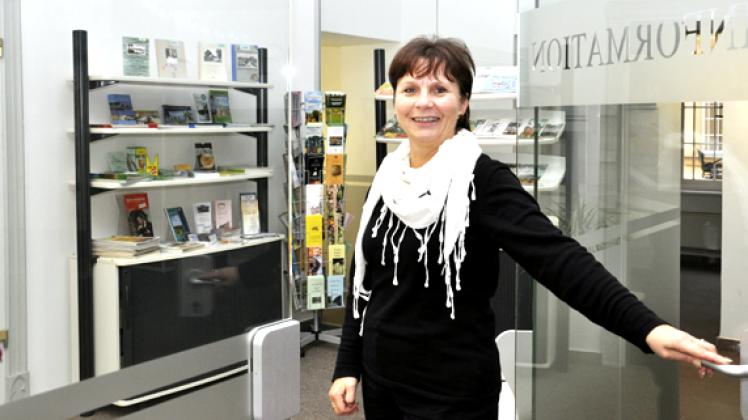 "Willkommen im Bützow!" - Karin Schneider empfängt in der gläsernen Information die Besucher des Rathauses. RALF BADENSCHIER (3) 