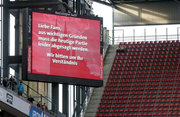 Die Anzeigetafel informiert im Kölner Stadion über die Spielabsage, ohne Gründe zu nennen.dapd
