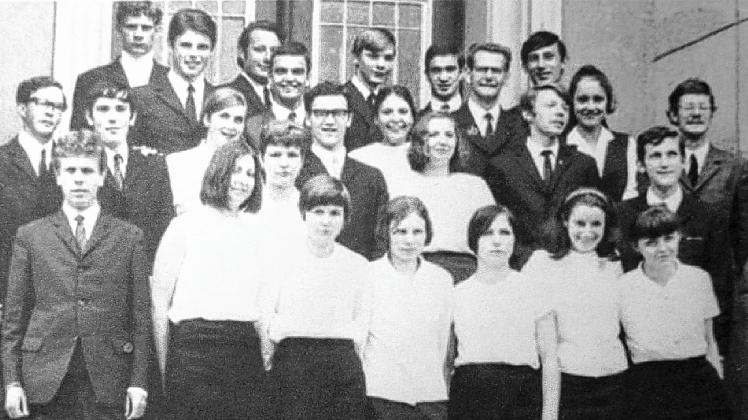 Die Abiturklasse der EOS Ribnitz im Jahre 1970: ein Konzertbesuch in einer Kirche wurde den Schülern bei ihrer Abschlussfeier zum Verhängnis.privat
