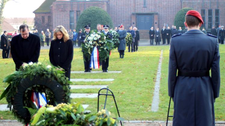 Kranzniederlegung auf dem Alten Friedhof in Schwerin: Gedenken der Opfer. Foto: Unger