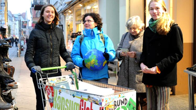 Der Einkaufswagen mit "Konsum-Global-Logo", den Jasmin  Steuk hier schiebt,  ist das Erkennungszeichen der Stadtführer.