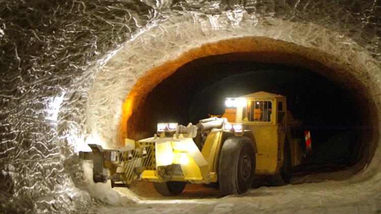 Salzbrocken werden mit einem Spezialfahrzeug auf einer 840 Meter tiefen Strecke im Erkundungsbergwerk in Gorleben von der Wand geschlagen. Foto: dpa Salzbrocken werden mit einem Spezialfahrzeug auf einer 840 Meter tiefen Strecke im Erkundungsbergwerk in Gorleben von der Wand geschlagen. Foto: dpa