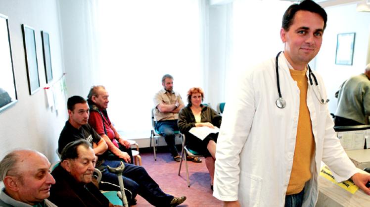 Im vollen Wartezimmer seiner Arztpraxis im brandenburgischen Briesen (Oder-Spree) steht der Landarzt Jürn von Stünzner. Foto: dpa