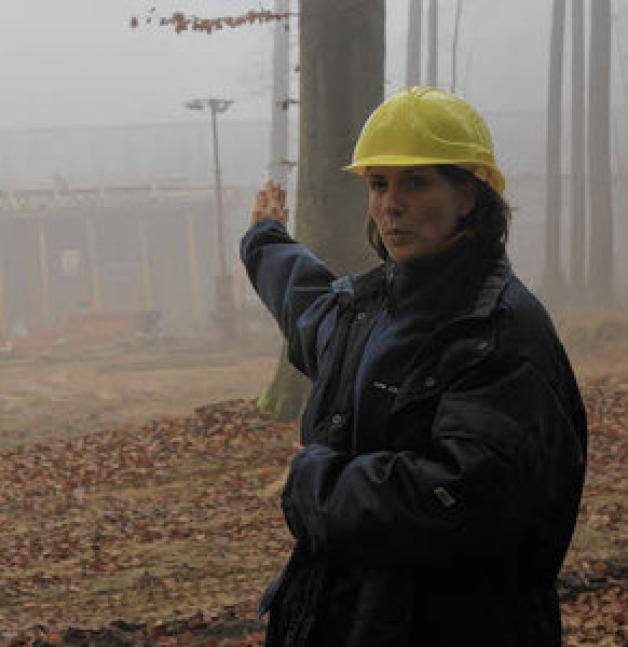 Kuratorin Antje Zimmermann erklärt die Baufortschritte in der  Tropenhalle. 