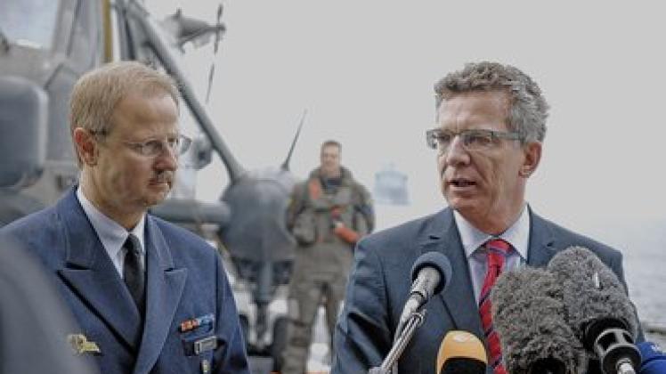 Minister Thomas de Maizière (CDU, r.), Marine-Inspekteur Axel Schimpf: Antrittsbesuch JEnny Pfeifer