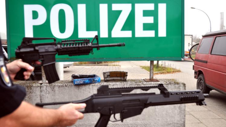 Mit diesen Waffen spielten Kinder auf einem ehemaligen Werksgelände in Grevesmühlen. Bürger riefen die Polizei. Karl-Ernst Schmidt