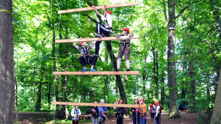 Junge Leute aus der Region testeten sich in dem Projekt  "In den Seilen - Erlebnispädagogik kontra Medienkonsum" im Hochseilgarten des Schullandheimes in Dreilützow aus. dihi