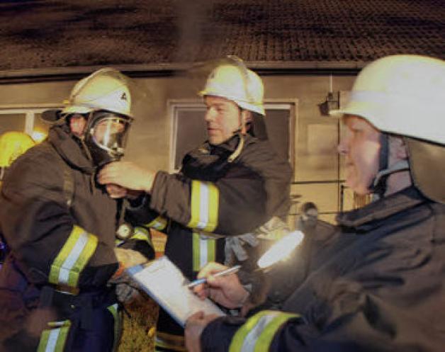 Robert Behning (l.) und Detlef Albrecht beim Anlegen des Atemschutzes, rechts Simone Kraatz beim Protokollieren. Robert Behning (l.) und Detlef Albrecht beim Anlegen des Atemschutzes, rechts Simone Kraatz beim Protokollieren.