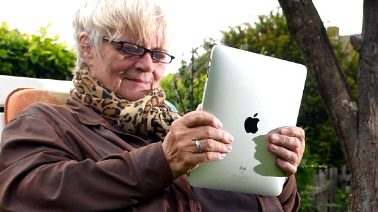 Mit 67 ein neues iPad: Für die Rentnerin Heidi Kreutz war das kein Widerspruch. DPA