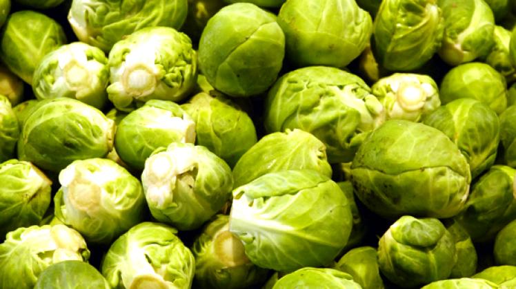 Beim Kauf genau hinschauen: Frischen Rosenkohl erkennen Verbraucher daran, dass die äußeren Hüllblätter der Köpfchen knackig und kräftig grün sind und die Schnittstellen weiß. Silke Heyer, dpa