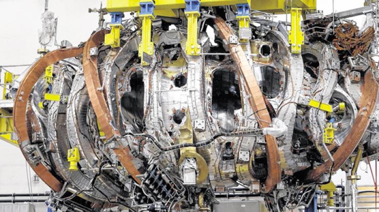 Das letzte, 106,7 Tonnen schwere, Großmodul des Fusionsexperiments "Wendelstein 7-X" wird angehoben und montiert.  dapd