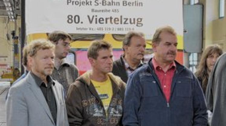 Walter Menzel (l.) und 17 weitere Kollegen erhielten für ihre Arbeit während des Projektes einen Bildband.