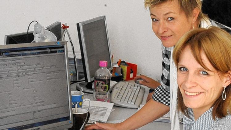 Imbse-Projektkoordinatorin Marion Uhlig (l.) freut sich, dass Michaela Kuhlmann einen Job im Apotheken-Rechenzentrum gefunden hat. Reinhard Klawitter