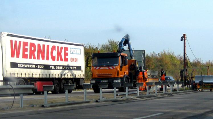 Nahe des Parkplatzes Sachsenwald werden derzeit die Mittelleitplanken auf der A 24 aufgebaut. Freie Fahrt soll es in der bisherigen Großbaustelle ab 11. November geben. Der Schleswig-Holstein-Abschnitt der A 24 wird erst 2014 komplett saniert sein.Pohle